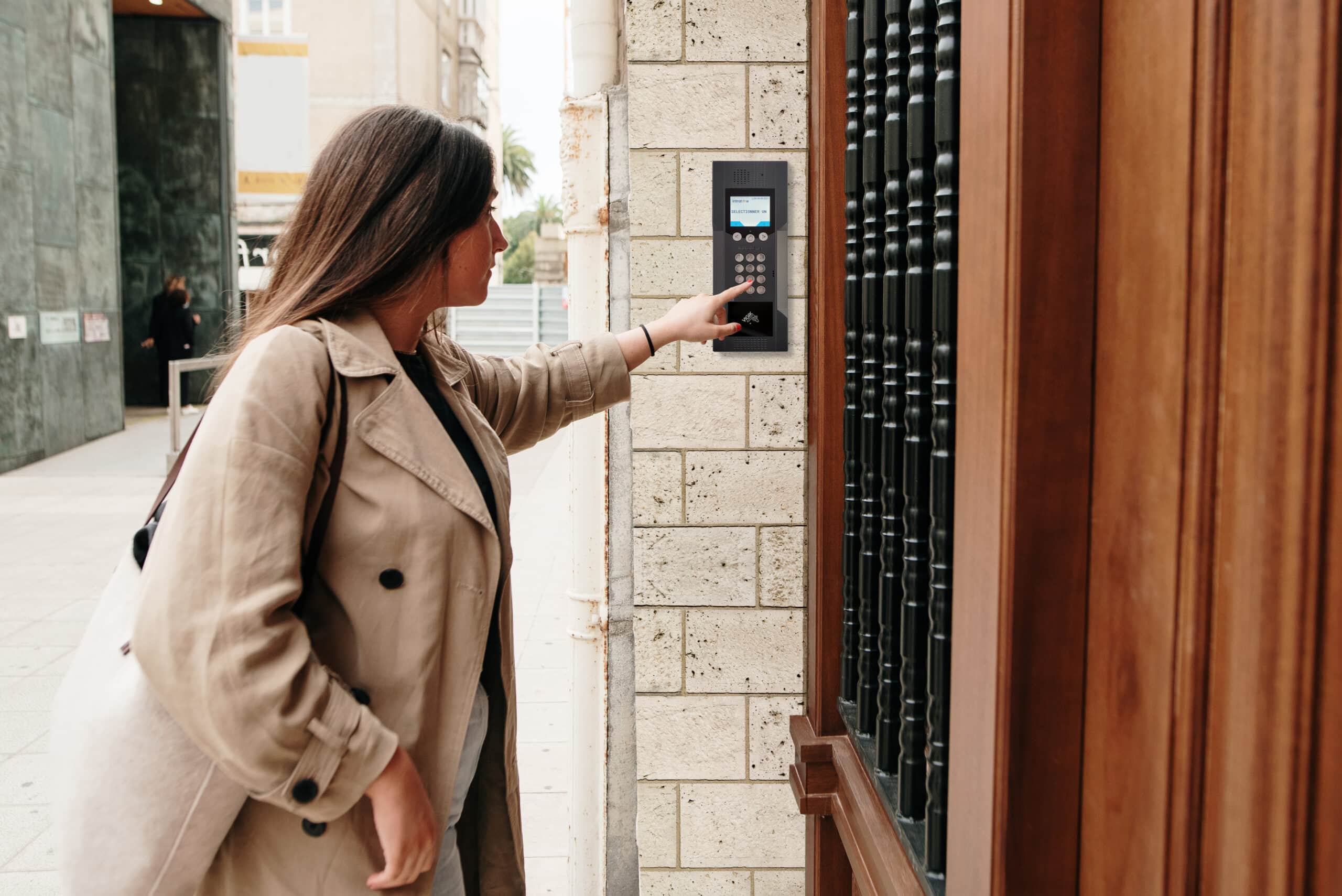 Système de gestion des accès pour immeubles résidentiels avec interphone par Intratone