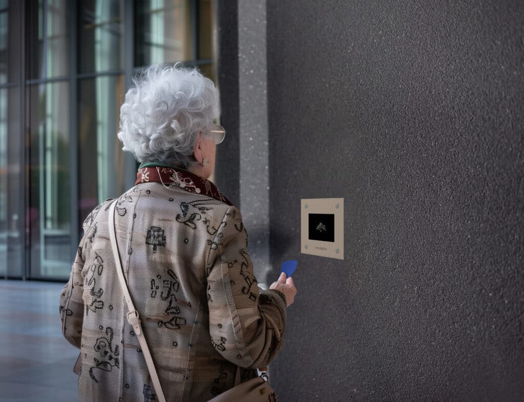 personne âgée devant un interphone